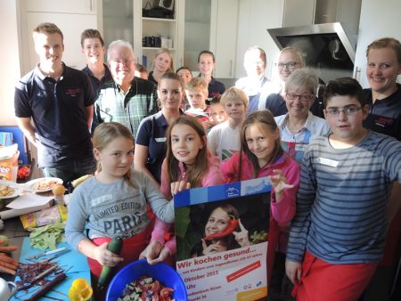 „Gesund kochen macht groß und stark!“ war das Motto der Kochaktion des Jugendamtes, mit dem das 25. Jubiläum des Kinder- und Jugendhilfegesetzbuches gefeiert wurde. (Foto: Kreisverwaltung Paderborn)